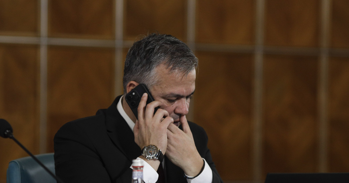 Adrian Veștea, premier desemnat, la o conferință de presă.