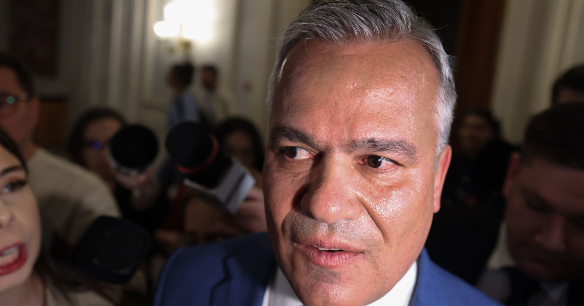 Adrian Veștea și alți politicieni în timpul negocierilor pentru formarea guvernului.