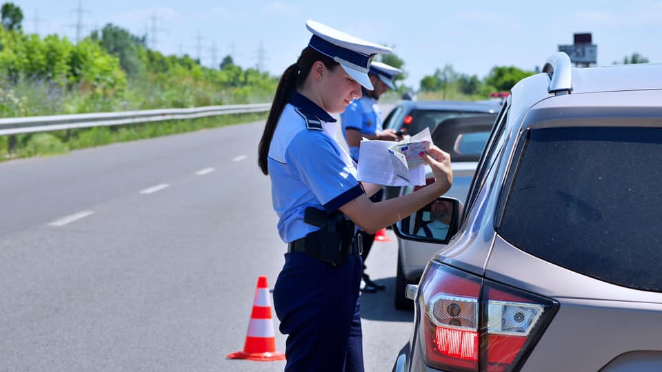 Șoferi la ghișeul DRPCIV pentru redobândirea permisului auto