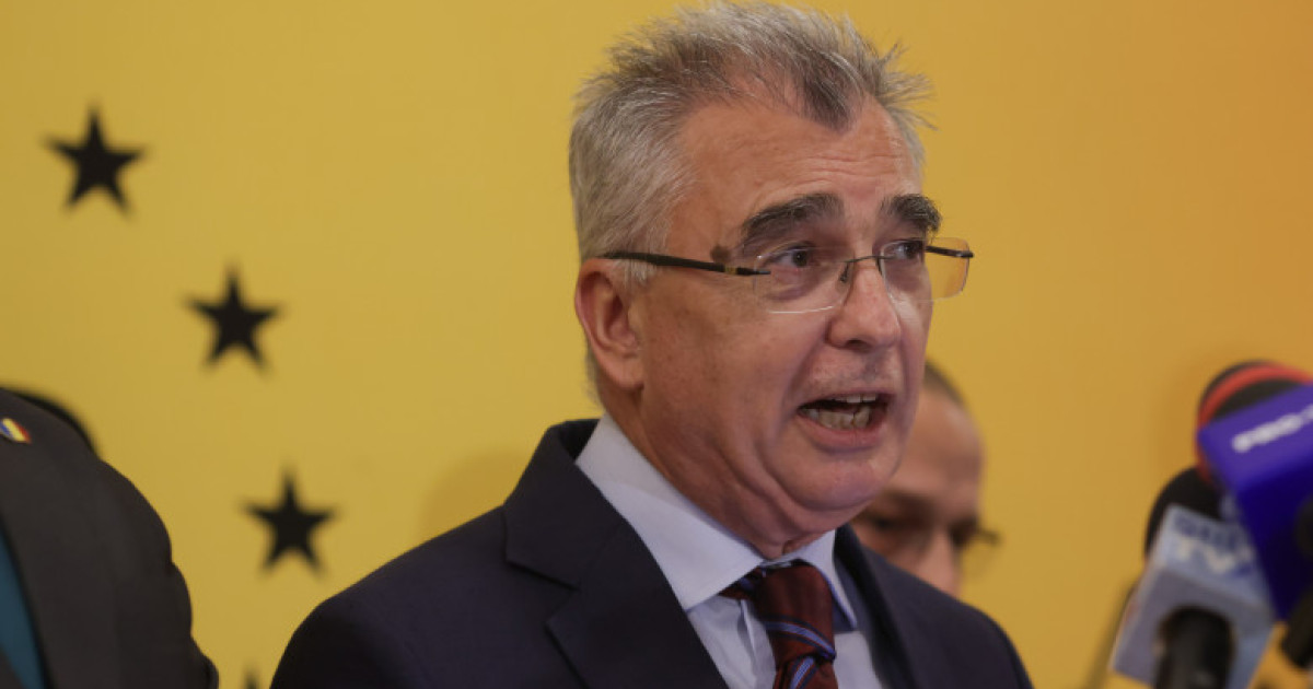 Petrișor Peiu, președintele Consiliului Național AUR, vorbind la un pupitru.