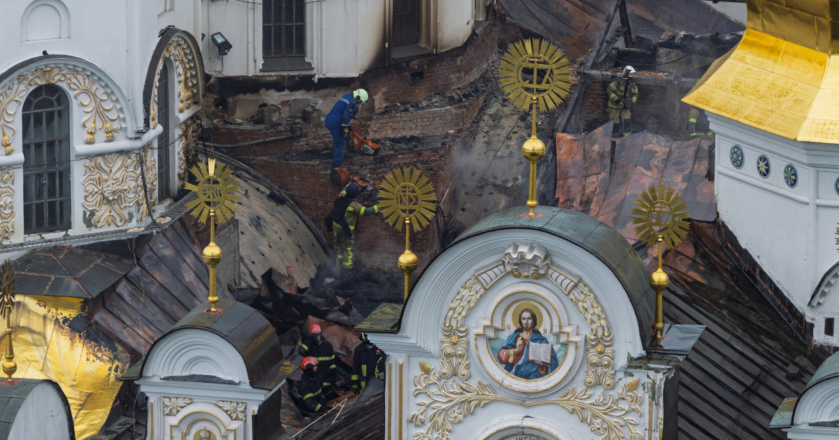 Mănăstirea Lavra Pecerska din Kiev în flăcări.