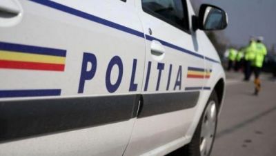 Polițiști rutieri oprind un moped pe drumul național.