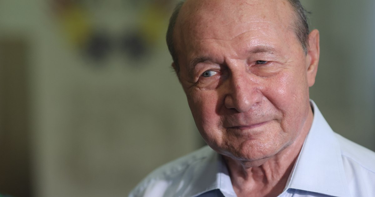 Traian Băsescu, fost președinte al României, vorbind la un eveniment.