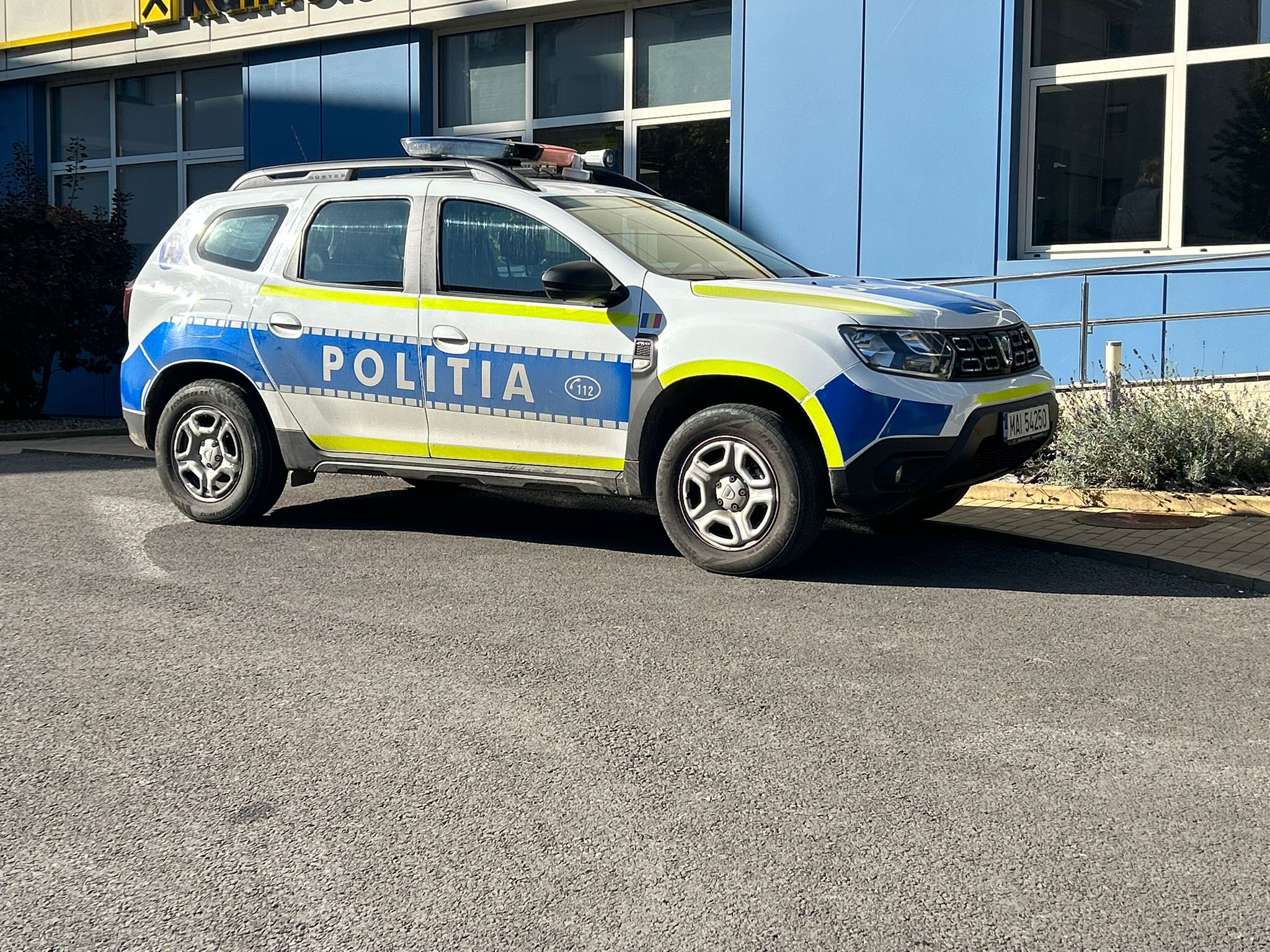 Polițiști investigând o farmacie din Zalău