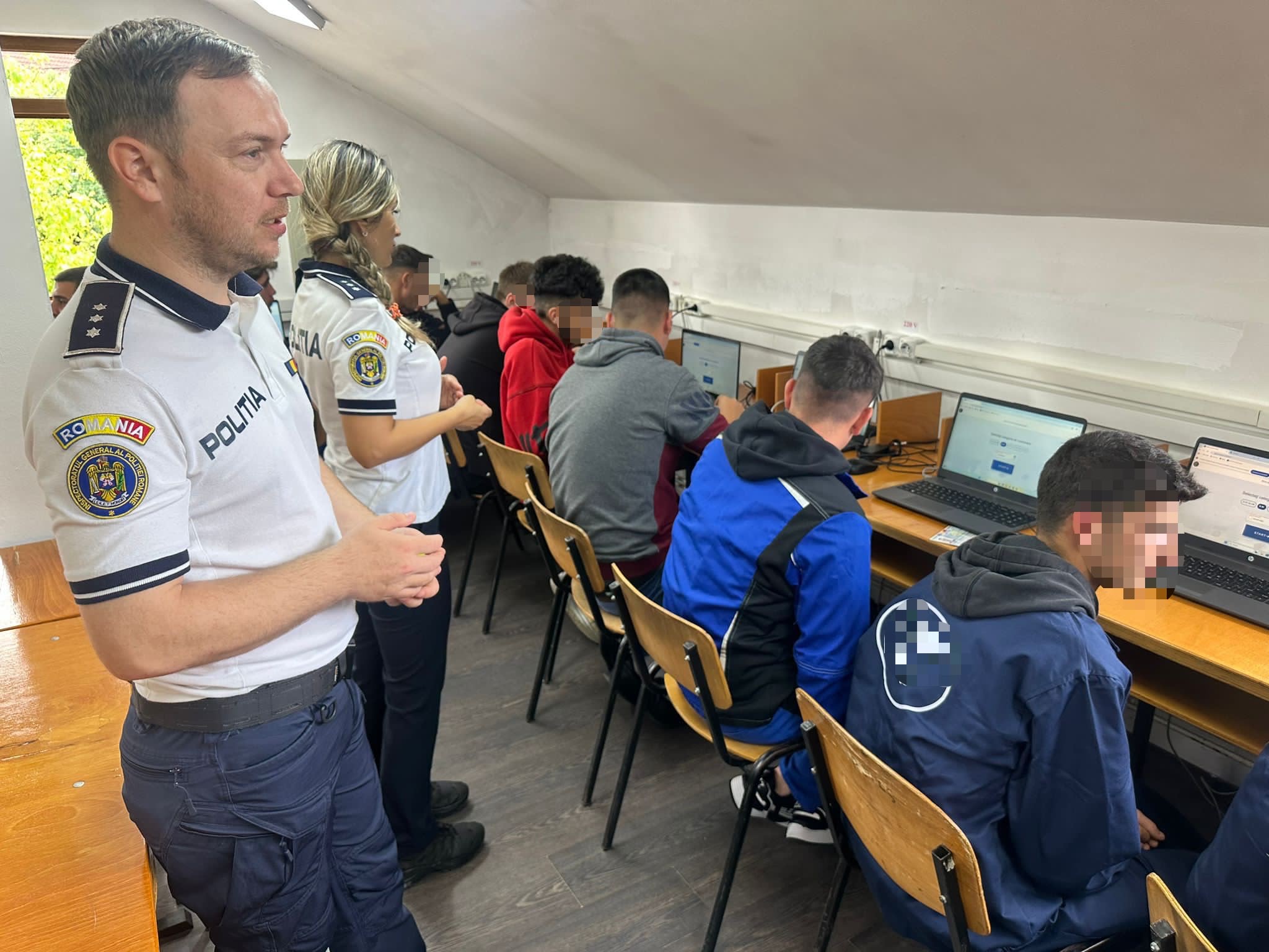 Sofer sustinand testul pentru permisul de conducere