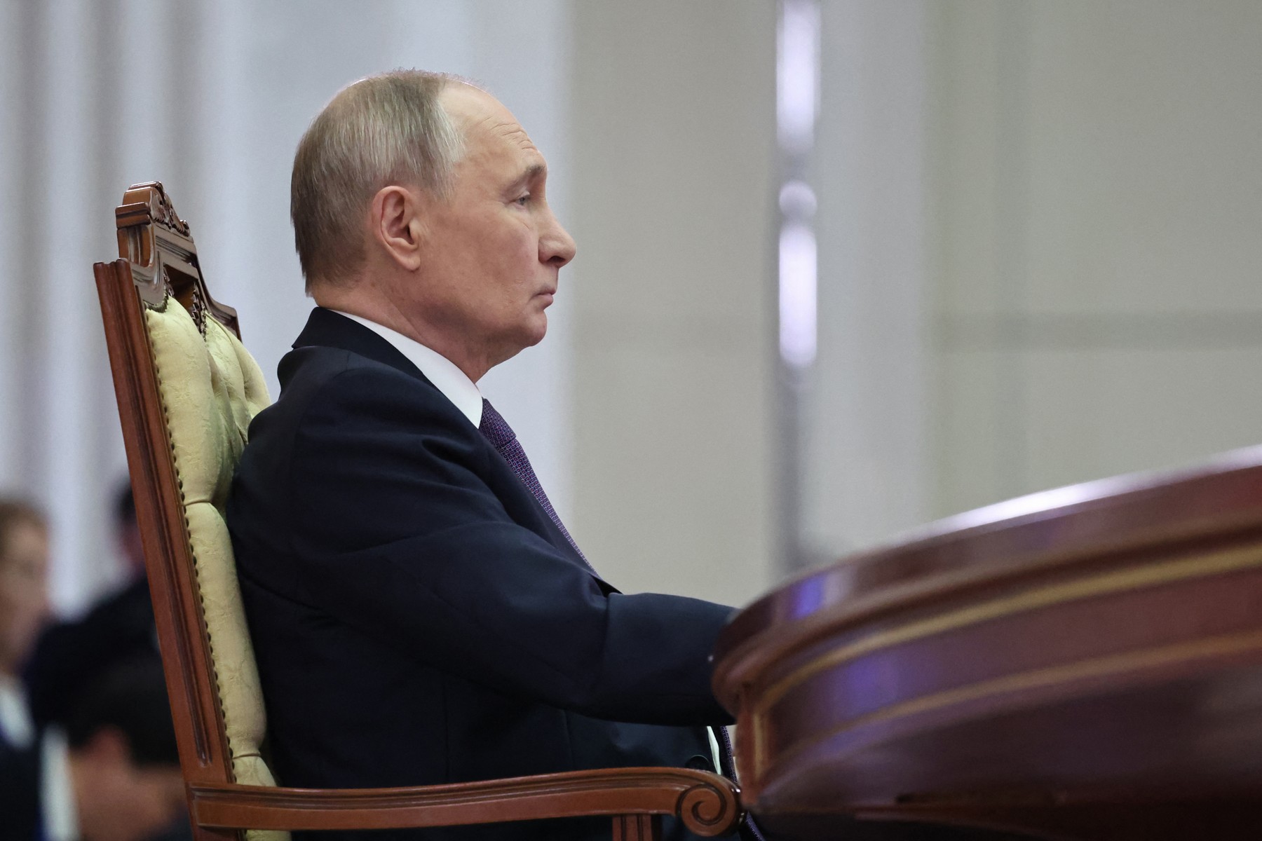 Președintele rus Vladimir Putin semnează un decret.