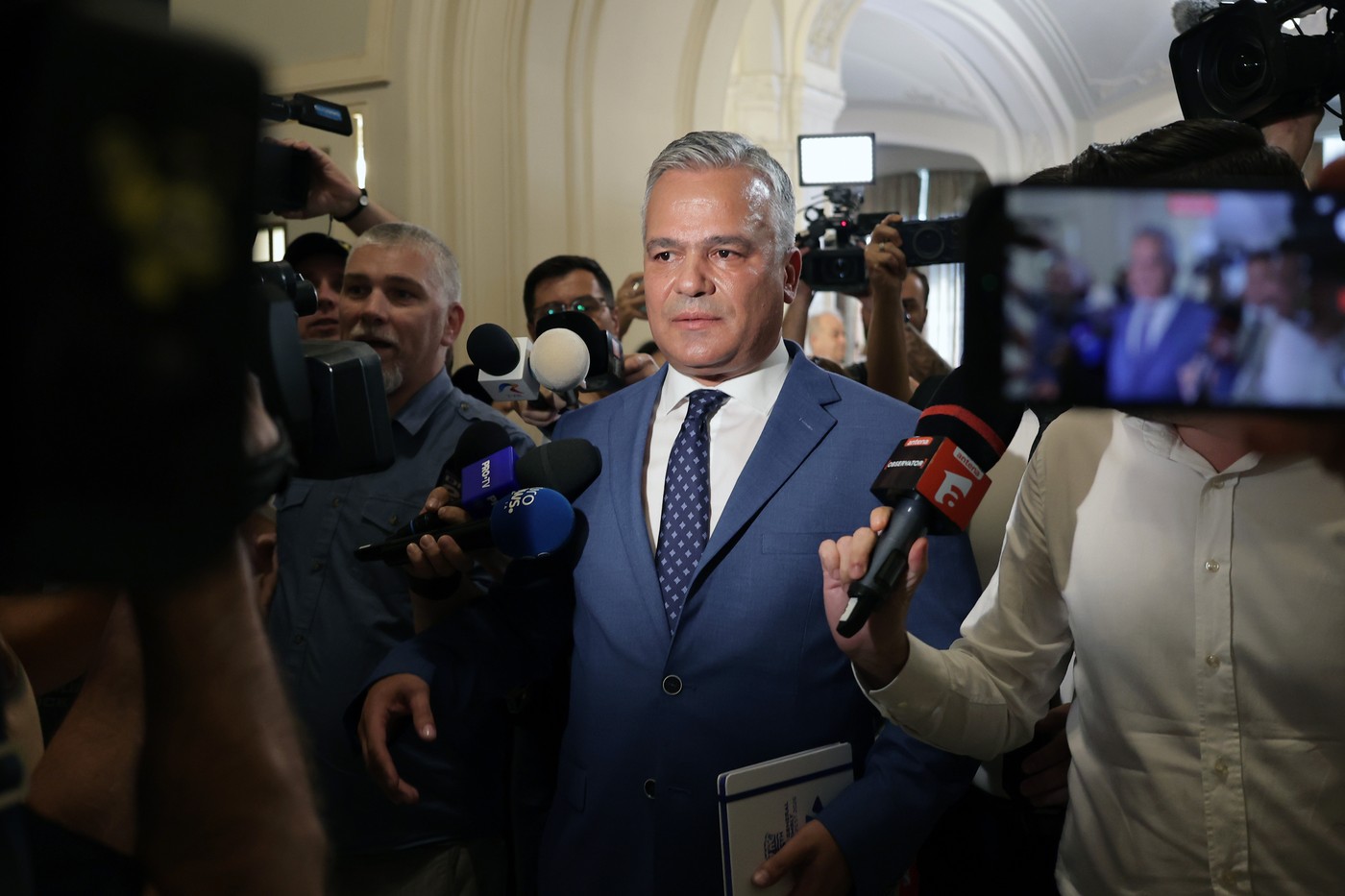 Adrian Veștea depunând documente la Parlament.