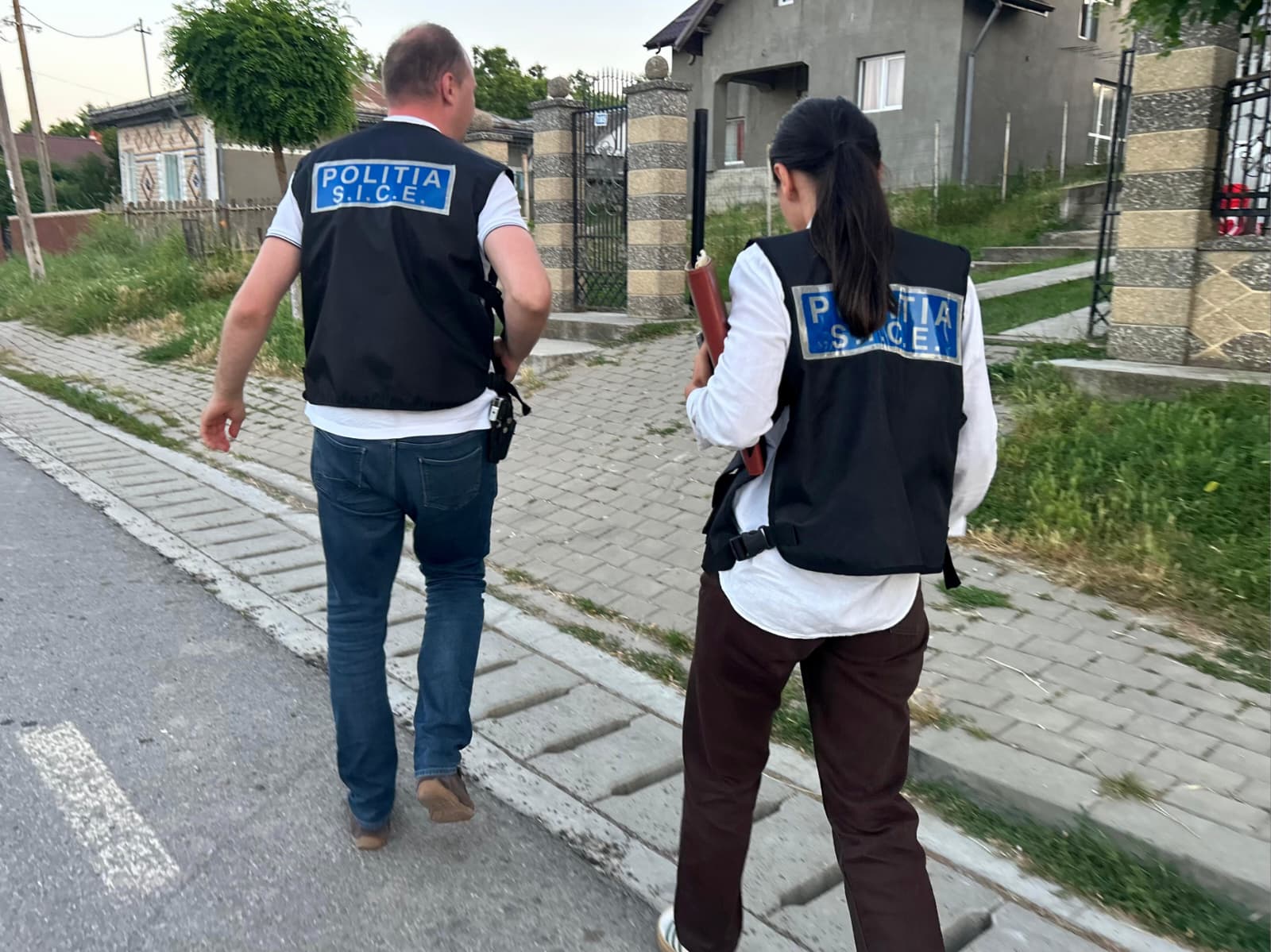 Polițiști efectuează controale la un depozit de animale vii.