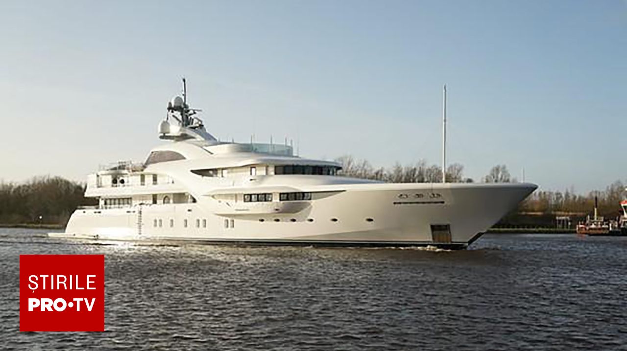 Superiahtul „Graceful” traversând apele daneze sub escortă navală rusă.