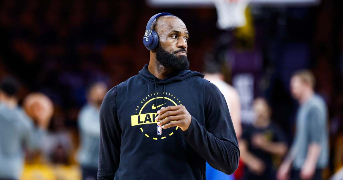LeBron James în acțiune pe terenul de baschet