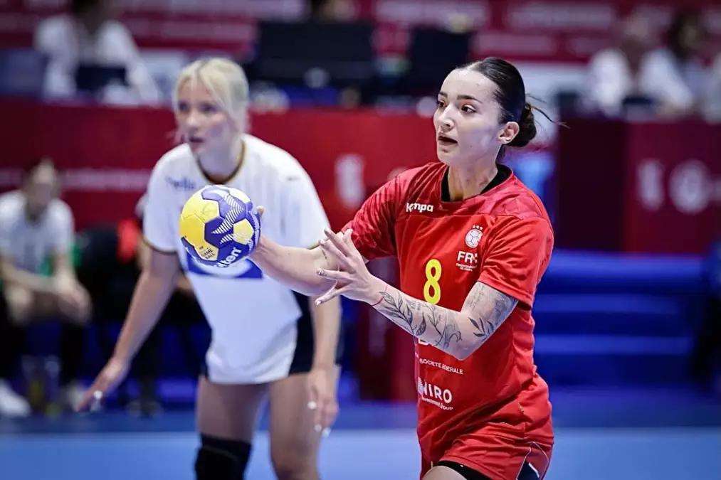 Teodora Damian, jucătoare de handbal, în acțiune la Campionatul Mondial U20.