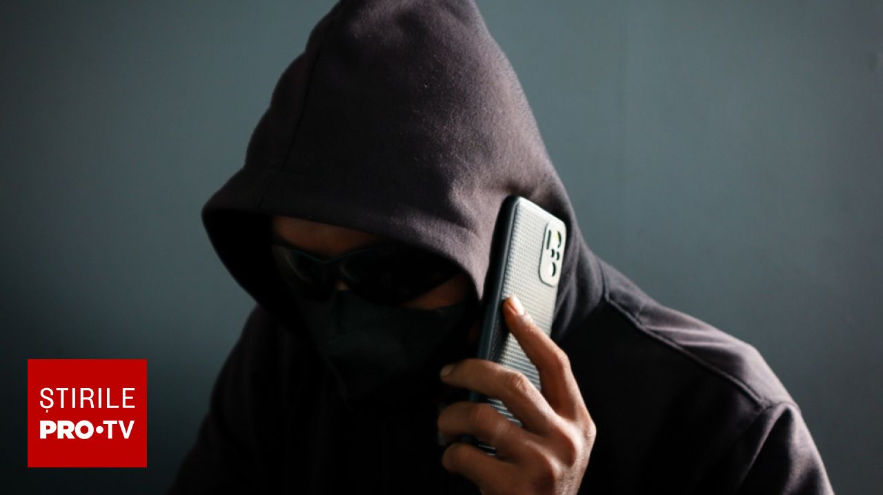 Un bărbat este escortat de polițiști.