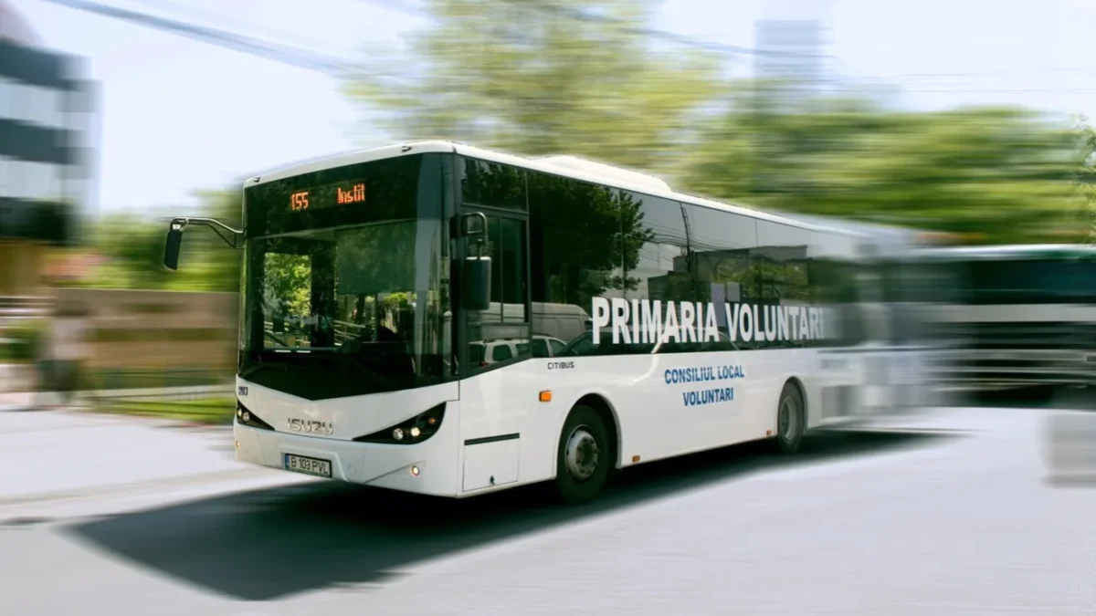 Autobuze STB blocate pe o strada inundata din Bucuresti