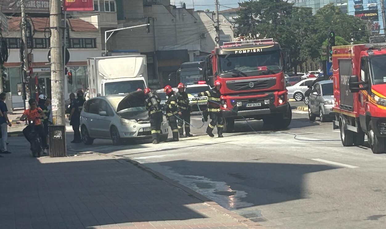 Autoturism cuprins de flăcări în centrul municipiului Botoșani