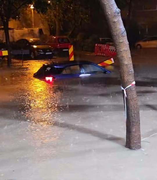 Echipaje de urgență acționând în urma unei furtuni.
