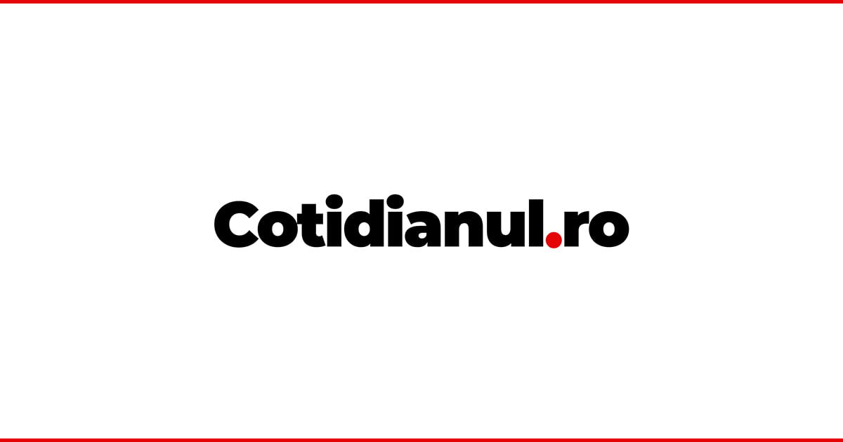 Mboladinga, suporter congolez, îmbrăcat în costum colorat, stând nemișcat în tribune