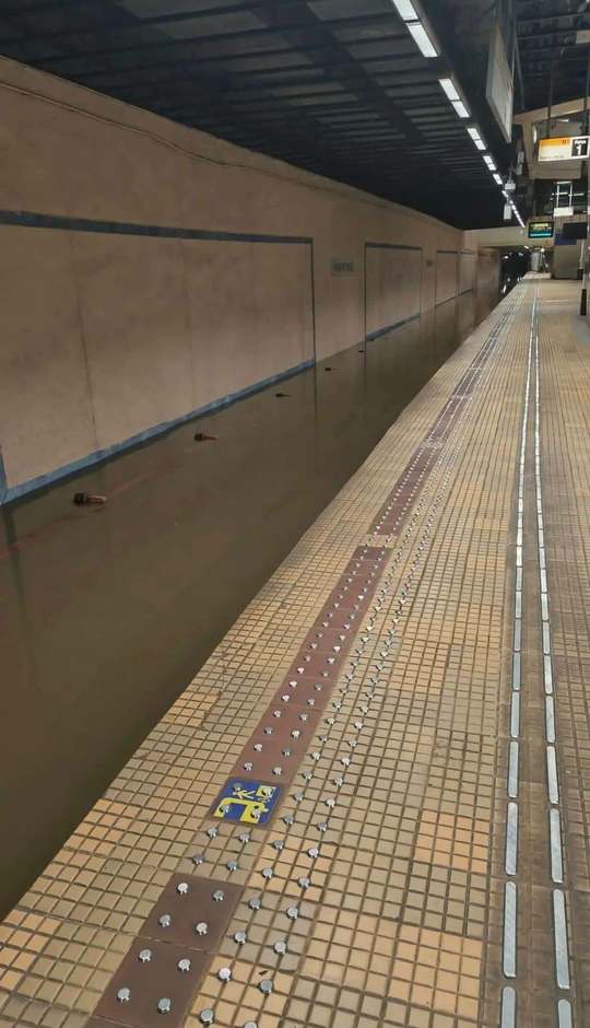 Stație de metrou inundată cu apă